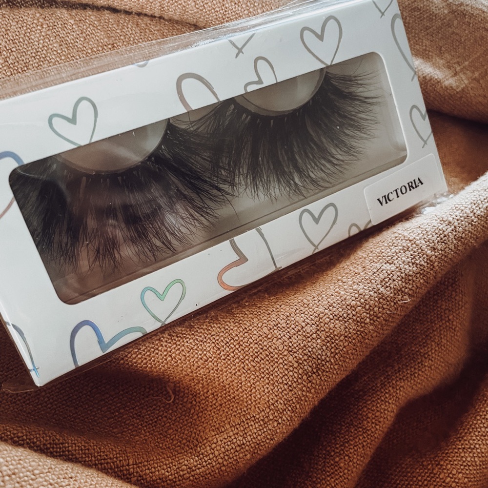 Hello I’m Victoria from the 42 eyelashes brand
